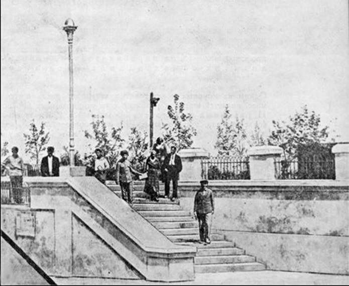 Трибуна на площади